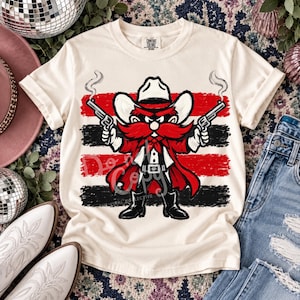Rödsvart cowboymaskot PNG, westernmatchdag PNG, vintage revolvermanmaskot, sublimeringsdesign för fotbollsanda, Texas Tech, Red Raiders