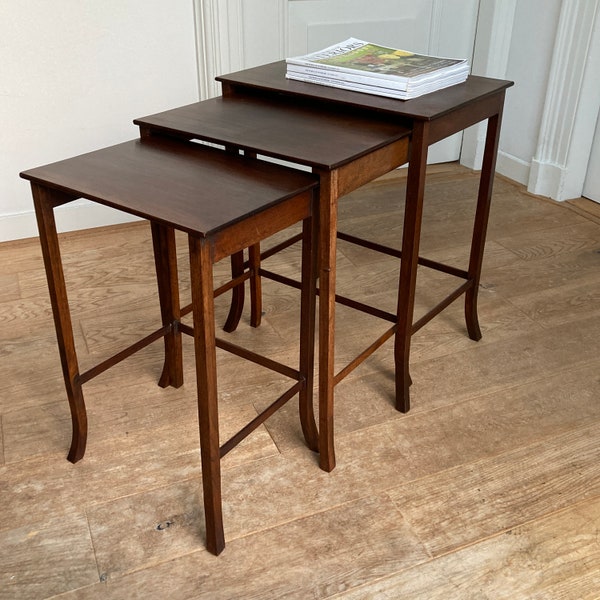 Ensemble vintage de 3 tables empilables - gigognes