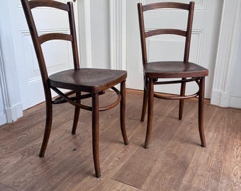 Una coppia di sedie in legno curvato in stile Thonet