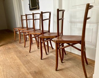 un Ensemble de 6 chaises anciennes en bois courbé de style Thonet