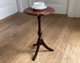 Petite table d'appoint ronde vintage de style classique