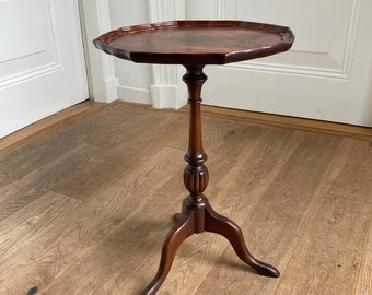 Petite table ronde de style classique vintage