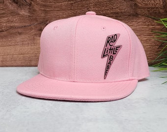 Rad Little Babe Mütze | Blitz | Benutzerdefinierte Baby Kinder Jugend Erwachsene Snapback Hut | Personalisierter Name | Leder-Patch-Hut | Baby-Geschenk