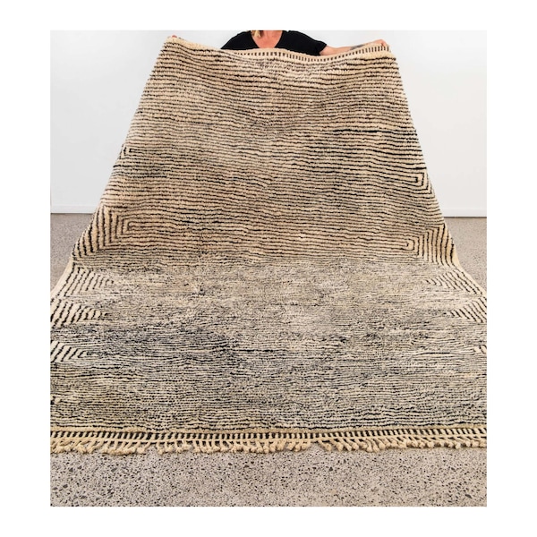 Tapis en laine Beni Mrirt ivoire fait à la main avec motif géométrique noir - Design minimaliste scandinave - Personnalisable pour tout style d'intérieur