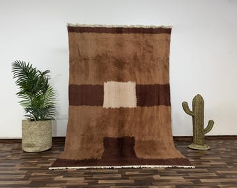 Alfombra Beni Ourain de lana marrón con estampado de bloques de color crema, alfombra bereber marroquí anudada a mano para sala de estar u oficina modernas.