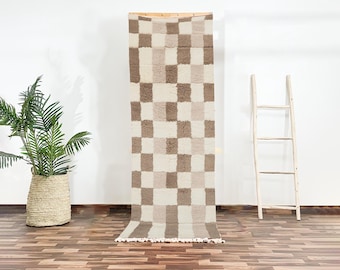 Marokkaans wollen loper, handgemaakt smal Beni Ourain-tapijt met beige geruit patroon, zacht accent op gang of vloer