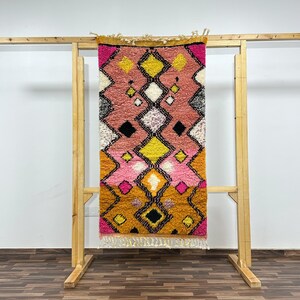 Handgewebter rosa marokkanischer Teppichläufer - Berber Tribal Design
