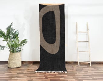 Zwart abstract Marokkaans wollen loper, handgeknoopt Beni Ourain gangkleed, authentiek tribal vloerdecor voor binnenkomst of gang