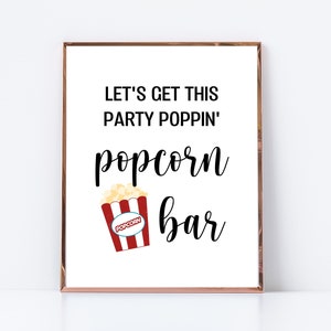 Op de afbeelding: Een wit bord met een zwart frame en de tekst "Let's get this party poppin' popcorn bar". Onder de tekst staat een cartoonafbeelding van een rode en witte popcorncontainer met popcorn.