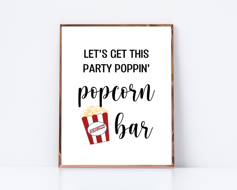 Op de afbeelding: Een wit bord met een zwart frame en de tekst "Let's get this party poppin' popcorn bar". Onder de tekst staat een cartoonafbeelding van een rode en witte popcorncontainer met popcorn.