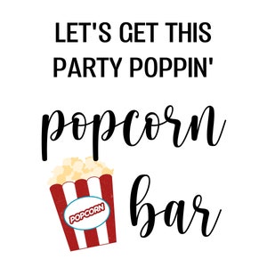 Op de afbeelding: Let's get this party poppin' popcornbar-bord met een rood-wit gestreepte popcorn-emmer met popcorn.