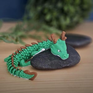 Dragon Jr. Articulating Flexi – 3D Printed Poseable Baby Dragon Toy, Cute Fantasy Desk Decor, Unique Gift for Dragon Lovers