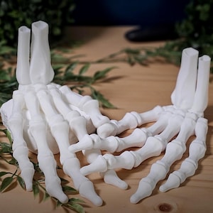 Life Size Articulating Skeleton Hand – 3D Printed Skeleton Hand, Gothic Desk Decor, Halloween Prop, Horror Gift, Unique Articulated Model
