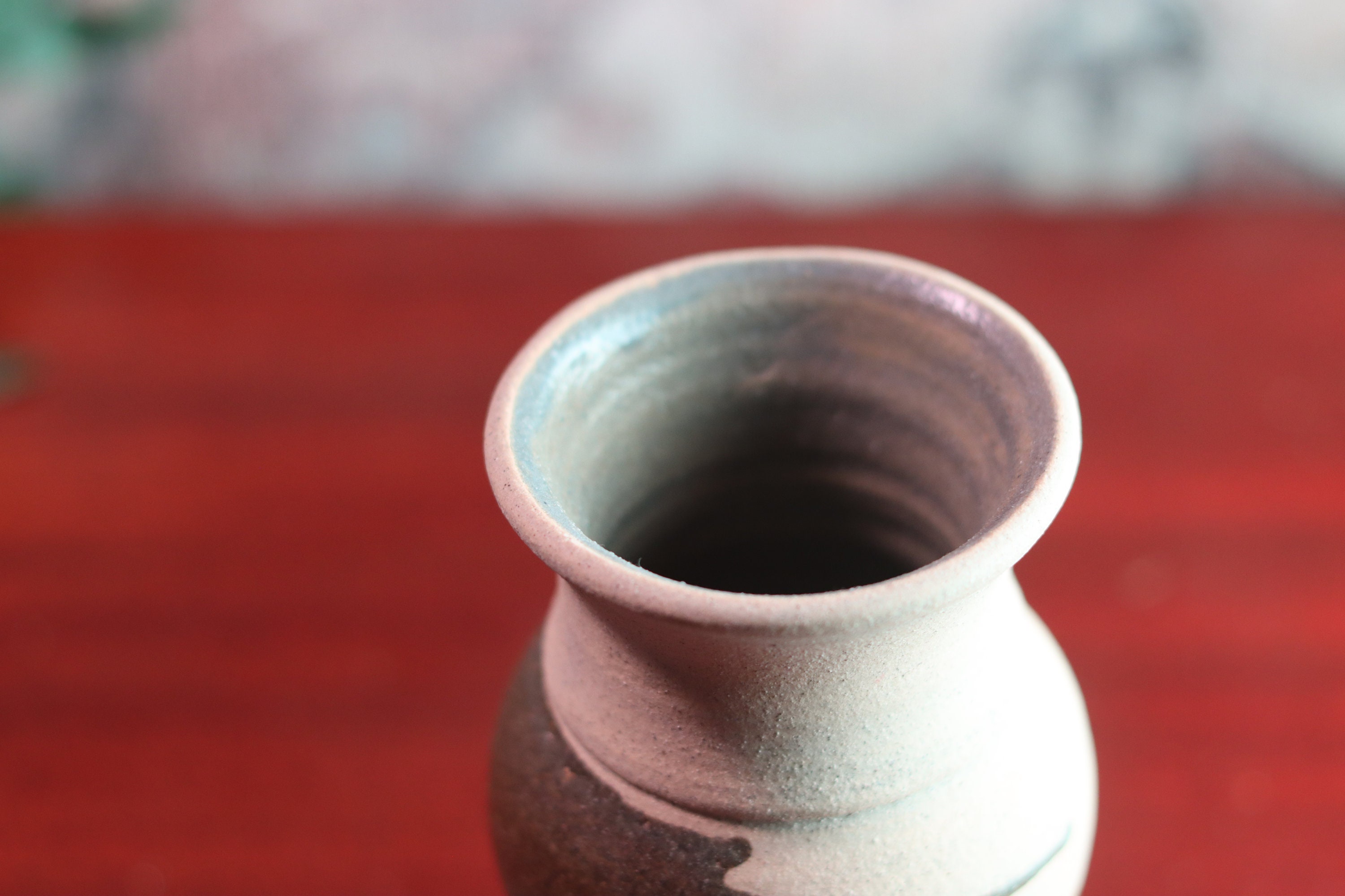 手作りの陶器スタジオ陶器砂の質感の花瓶、抽象的な茶色の釉薬の縞模様 