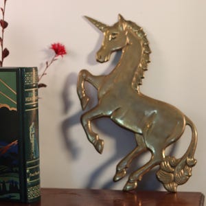 Decoração de parede de unicórnio saltitante caprichoso de latão maciço | Arte fofa para berçário de bebê