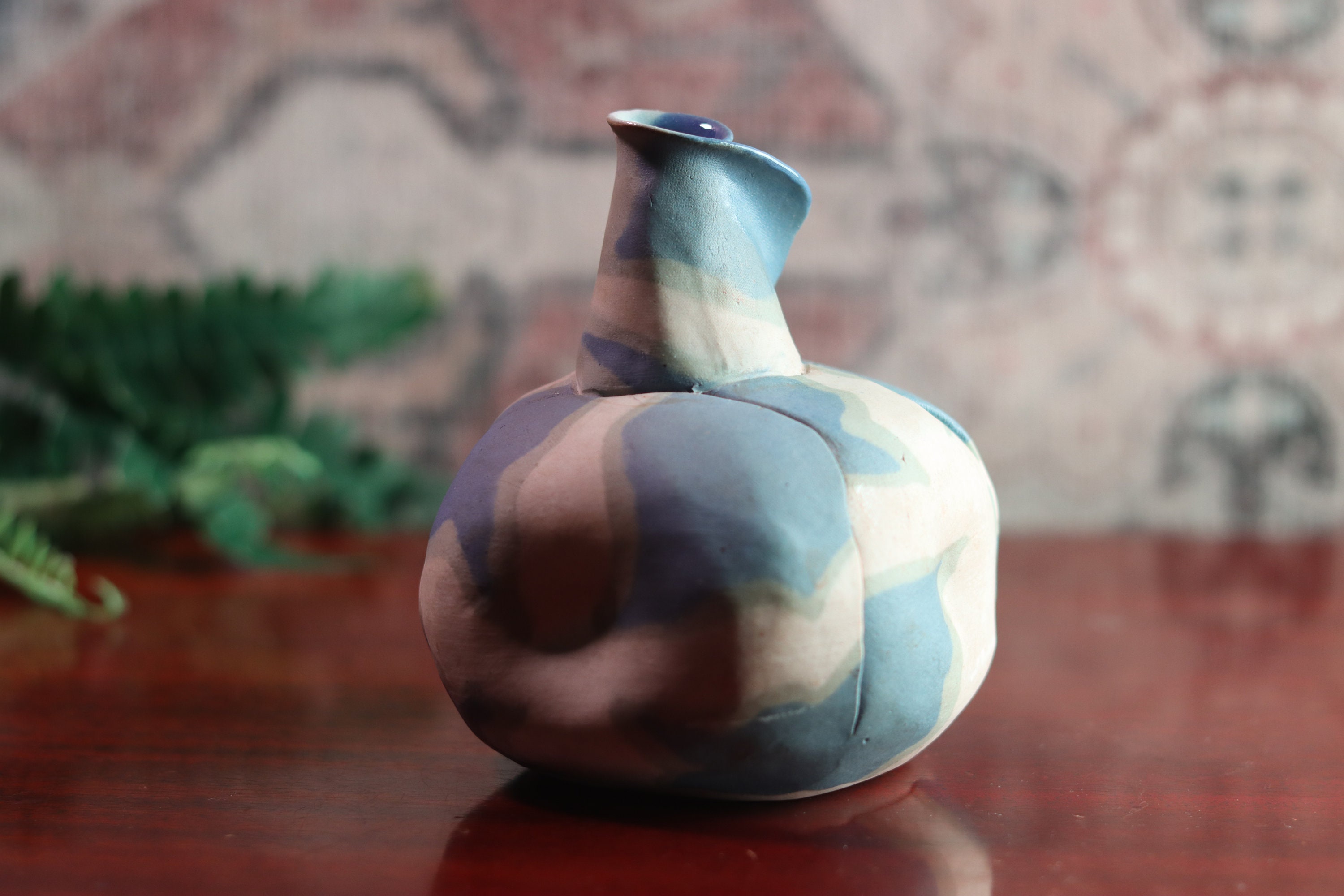 青緑色の波状模様の花瓶 手作りのアーティストのサイン入り磁器抽象青と緑の波状渦巻き模様の