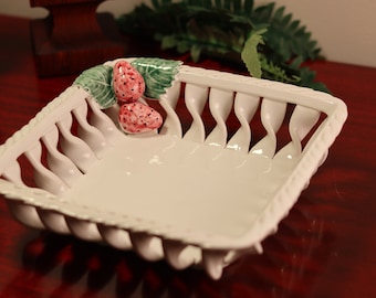Taca ceramiczna Savoir Vivre Porcelain White Strawberry z detalami warkocza | Wyprodukowano w Portugalii