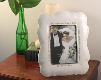 Marco de fotos de boda de porcelana y cerámica "El amor nunca falla", de Lenox, de 13 x 18 cm con soporte.
