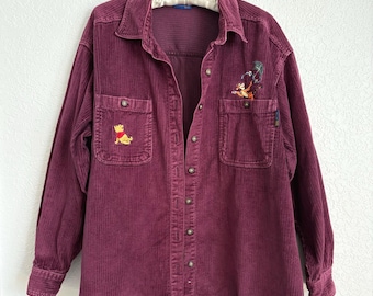 Top vintage de manga larga con cuello y botones, de pana morada, de los años 90, con diseño de Winnie the Pooh y Tigger.