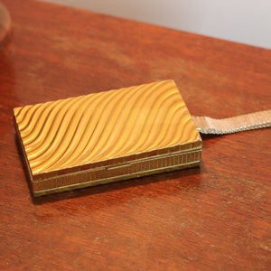 Vintage mujer Art Déco Evans Wave Pattern Gold Wallet pulsera con espejo, peine y soporte para polvo