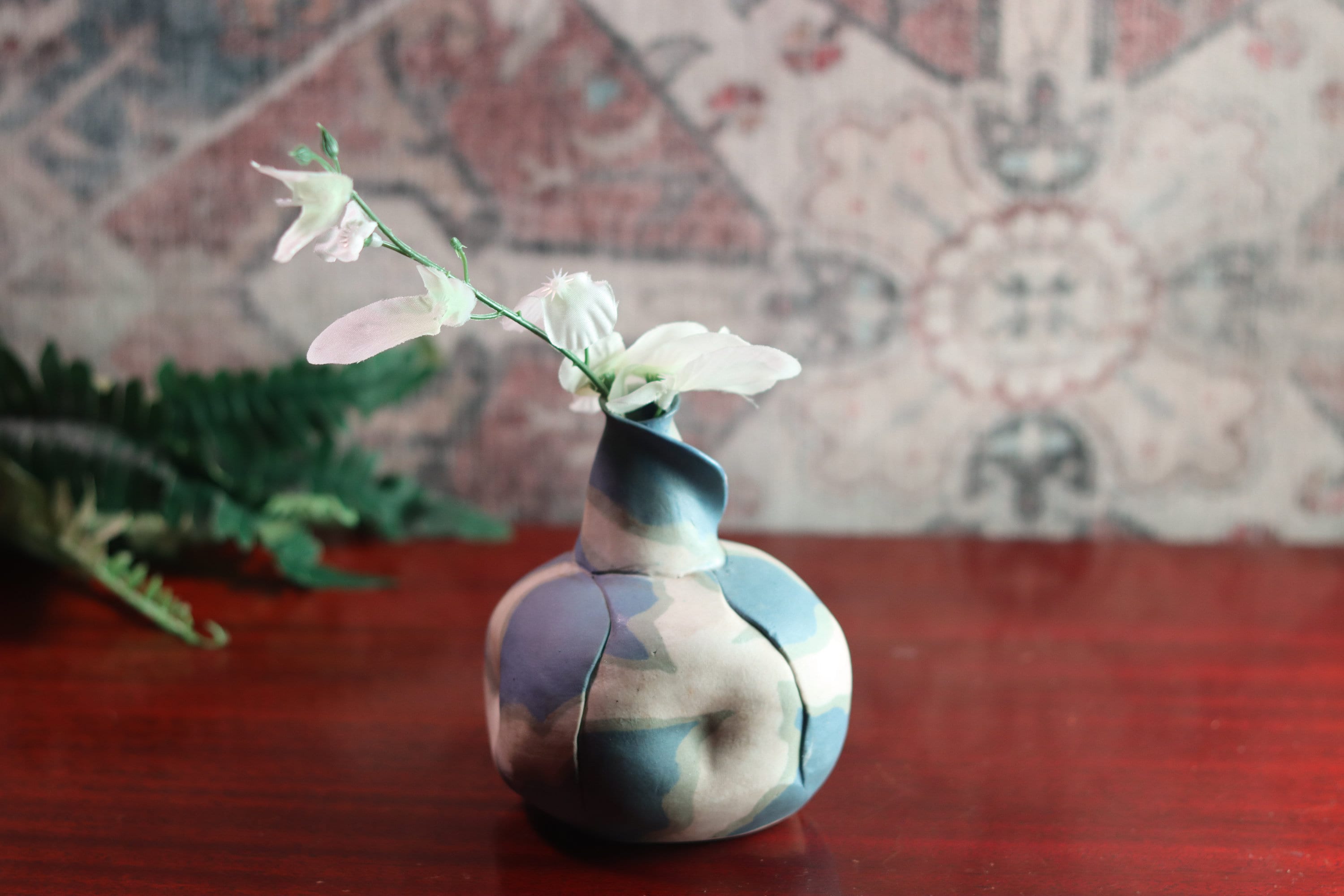 手作りのアーティストのサイン入り磁器抽象青と緑の波状渦巻き模様の