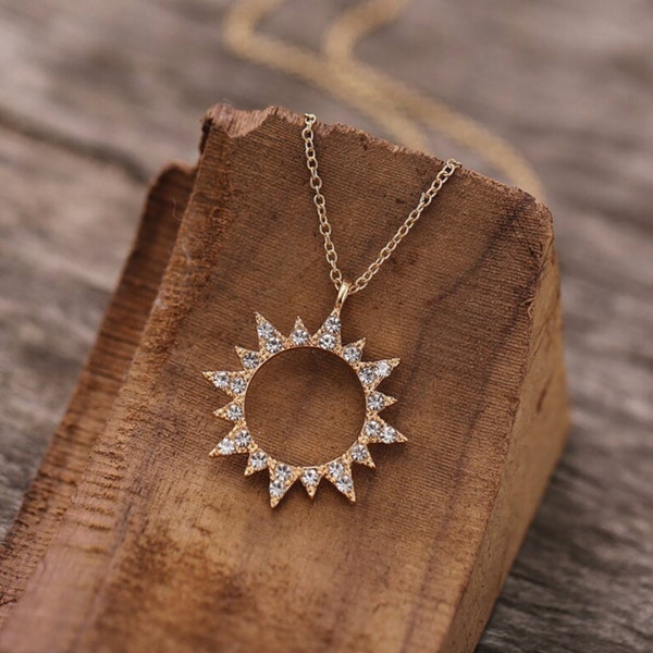 Pave Sun Boho Halskette von Caitlyn Minimalist • Diamant Sonne Halskette • Sommer Schmuck in Gold und Sterling Silber