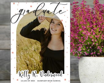 Può includere: Un annuncio di laurea bianco con pois rosa. L'annuncio presenta una foto di una laureata con una camicia nera e un cappello di paglia. Il testo recita "graduate" in un carattere corsivo nero e "Kelly R. Underwood, Classe del 2023, Rampart High School".