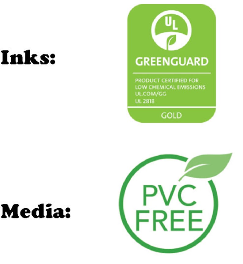 Pu&ograve; includere: Etichetta verde e bianca certificata GreenGuard Gold con il testo "UL.COM/GG" e "UL 2818". Un cerchio verde con una foglia all'interno e il testo "PVC FREE" con una foglia verde a destra.