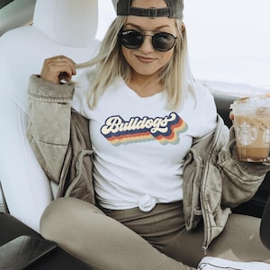 Bulldogs Spirit Tee | Retro Schule Maskottchen Shirt | School Spirit Outfit für Fans & Schüler