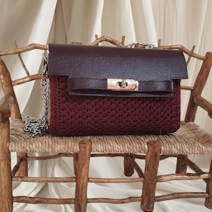 Kleine handgemachte burgunderfarbene Handtasche