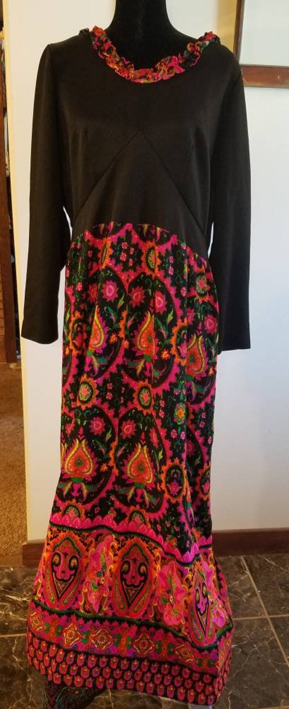 So fun 70s maxy dress. Size large. Great condition