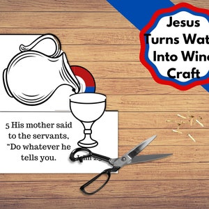Può includere: Un'attività artigianale stampabile in bianco e nero per bambini. L'attività è basata sulla storia biblica di Gesù che trasforma l'acqua in vino. L'immagine include una brocca che versa liquido in un calice, insieme al testo "5 Sua madre disse ai servi: "Fate quello che vi dice." Gesù trasforma l'acqua in vino Artigianato"
