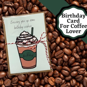 Cartão de aniversário para o amante de café. Cartão de feliz aniversário com uma linda xícara de café.