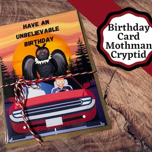 Cartão de aniversário do Homem-Mariposa, cartão de aniversário Cryptid. Cartão de aniversário divertido com o Homem-Mariposa perseguindo um carro. Aniversário inacreditável.