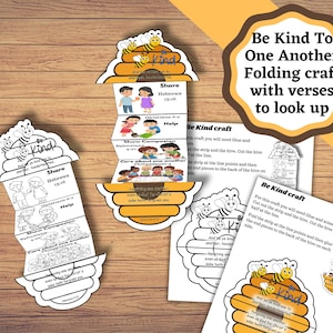 Op de afbeelding: Een papieren knutselset met een bijenkorfontwerp en de tekst Be Kind To One Another. De set bevat bedrukte vellen met zwart-witillustraties van kinderen, bijengrafieken en bijbelverzen voor educatieve activiteiten.