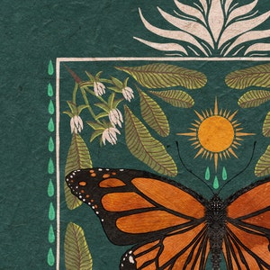 K&ouml;nnte beinhalten: Eine stilisierte Illustration eines Monarchfalters mit orangefarbenen und schwarzen Fl&uuml;geln, umgeben von gr&uuml;nen Bl&auml;ttern und wei&szlig;en Bl&uuml;ten. Die Sonne scheint &uuml;ber dem Schmetterling und es fallen Regentropfen vom Himmel.