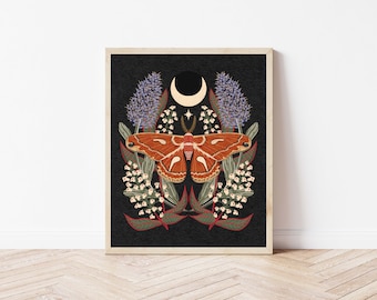 Può includere: Un'illustrazione digitale di una falena con ali arancioni e marroni, circondata da fiori bianchi e fiori viola. La falena è centrata su uno sfondo nero con una luna crescente e una stella sopra.