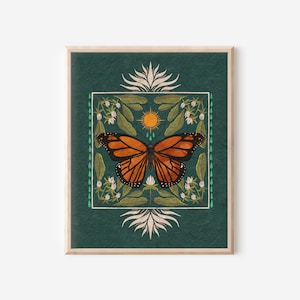 K&ouml;nnte beinhalten: Ein gerahmter Druck mit gr&uuml;nem Hintergrund, der einen Monarchfalter mit orangefarbenen und schwarzen Fl&uuml;geln, eine gelbe Sonne und wei&szlig;e Blumen zeigt. Das Design ist von einem Rand aus gr&uuml;nen Bl&auml;ttern und wei&szlig;en Blumen umgeben.