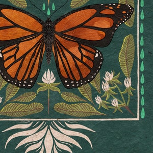 K&ouml;nnte beinhalten: Eine Aquarell-Illustration eines Monarchfalters mit orangefarbenen und schwarzen Fl&uuml;geln, umgeben von gr&uuml;nen Bl&auml;ttern und wei&szlig;en Bl&uuml;ten. Der Schmetterling befindet sich in der Mitte des Bildes, mit einer Sonne und Regentropfen dar&uuml;ber. Der Hintergrund ist dunkelgr&uuml;n.