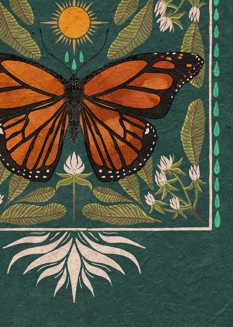 K&ouml;nnte beinhalten: Eine Aquarell-Illustration eines Monarchfalters mit orangefarbenen und schwarzen Fl&uuml;geln, umgeben von gr&uuml;nen Bl&auml;ttern und wei&szlig;en Bl&uuml;ten. Der Schmetterling befindet sich in der Mitte des Bildes, mit einer Sonne und Regentropfen dar&uuml;ber. Der Hintergrund ist dunkelgr&uuml;n.