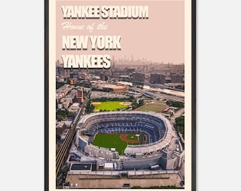 Op de afbeelding: Een vintage poster met een roze achtergrond met een luchtfoto van Yankee Stadium, de thuisbasis van de New York Yankees. Het stadion wordt omringd door de skyline van de stad. De tekst "YANKEE STADIUM Home of the NEW YORK YANKEES" staat in vetgedrukte witte letters.