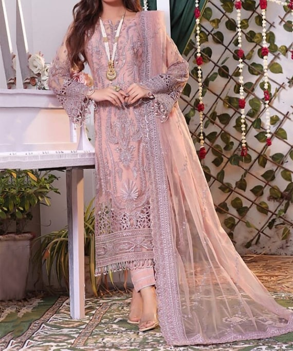 Pin by khwahish on decent | Pakistani fancy dresses, Simple pakistani  dresses, Pakistani wedding outfits