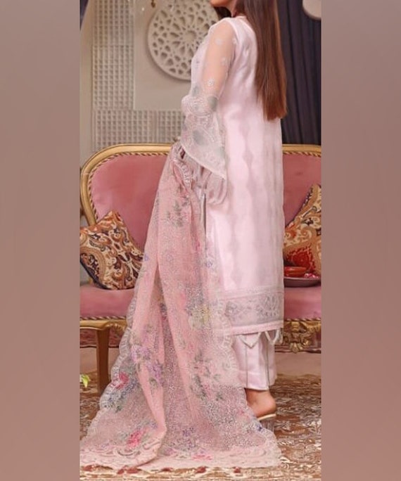 ramsha-dastak-pakistani-luxury