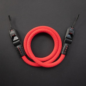 Corde « Premium » ROUGE et dragonne en cuir pour appareil photo - Fabriquée avec des maillons d'ancrage Peak Design