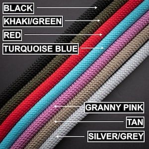 Op de afbeelding: Een close-up van acht verschillende gekleurde koorden, waaronder zwart, kaki/groen, rood, turquoise blauw, granny pink, bruin en zilver/grijs.