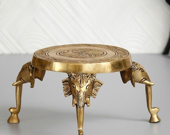 Handgemaakte goudkleurige kruk met poten met olifantdesign