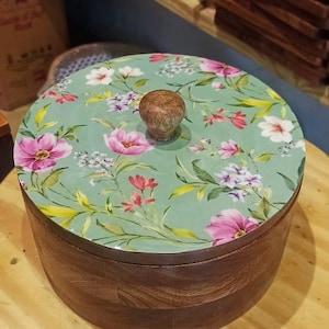 Handgemaakte houten Chapati-doos met bedrukt deksel. Kruiderijdoos/Rotidoos.