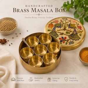 Op de afbeelding: Een ronde masala-doos van messing met zeven kleine interne bakjes en een bijpassend deksel met een kleurrijk pauwenontwerp. De tekst luidt Handcrafted Brass Masala Box, Timeless Beauty. Everyday Tradition, Premium Solid Brass, Handcrafted Artistry, Perfect for Gifting, Durable & Long Lasting.