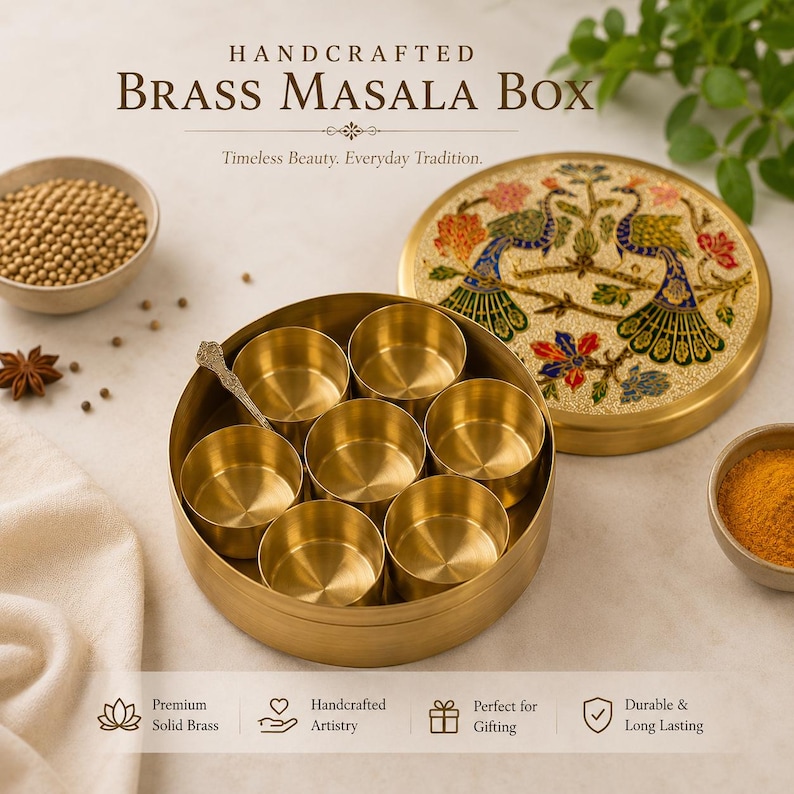 Op de afbeelding: Een ronde masala-doos van messing met zeven kleine interne bakjes en een bijpassend deksel met een kleurrijk pauwenontwerp. De tekst luidt Handcrafted Brass Masala Box, Timeless Beauty. Everyday Tradition, Premium Solid Brass, Handcrafted Artistry, Perfect for Gifting, Durable & Long Lasting.