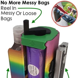 Op de afbeelding: Een veelkleurige hondenpoepzakhouders met een groene bovenkant, een paarse zak en een zilveren zaklamp. De dispenser bevat ook handontsmettingsmiddel. Tekst op de afbeelding luidt "No More Messy Bags" en "Plus, hand sanitizer & a flashlight."